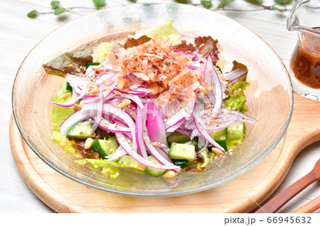 タマネギサラダ オニオンサラダ レッドオニオン 赤玉葱 のスライスサラダ 鰹節トッピング の写真素材