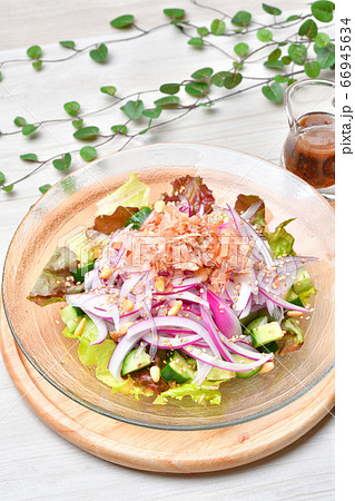タマネギサラダ オニオンサラダ レッドオニオン 赤玉葱 のスライスサラダ 鰹節トッピング の写真素材