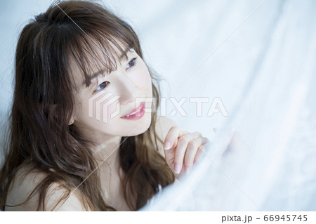 女性　朝　ビューティー 66945745