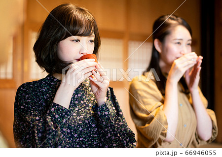 日本酒を飲む女性 日本酒を飲む女性 66946055