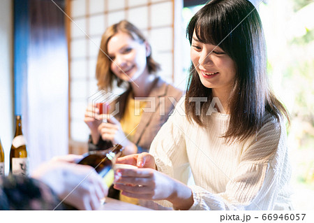 日本酒を飲む女性 66946057
