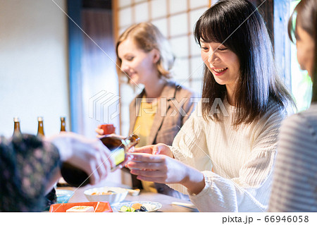 日本酒を飲む女性 66946058