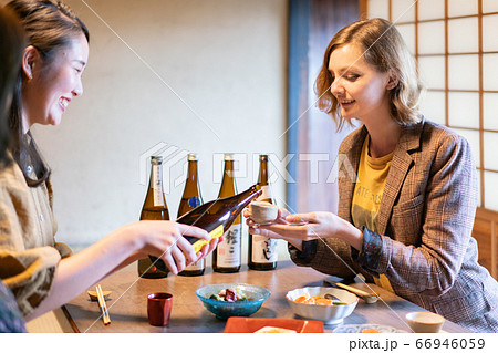 外国人と日本酒を飲む 66946059