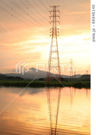 大雨の降り止んだ筑波山夕日 66946140