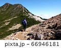 縦走する登山者 66946181