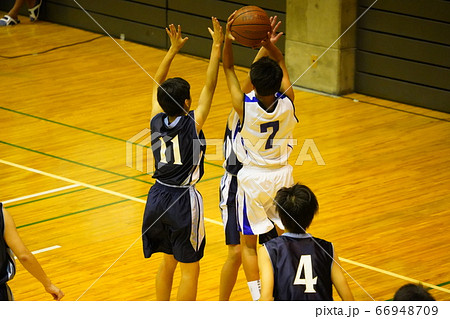バスケットボール 体育館 運動 バスケ ジャンプの写真素材