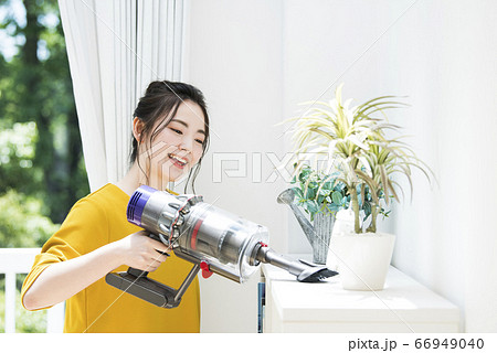 若い女性　掃除機 66949040