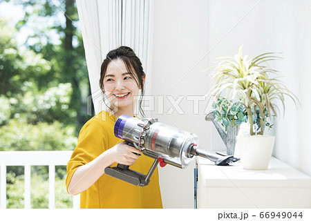 若い女性 掃除機 若い女性 掃除機 66949044