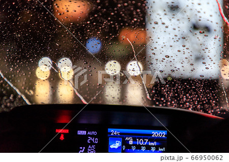 フロントガラスの雨粒 フロントガラスの雨粒 66950062