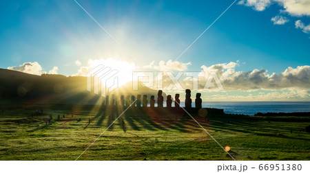 Sunstar and Ahu Tongariki iconic moai platform Sunstar and Ahu Tongariki iconic moai platform 66951380
