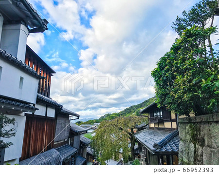 晴れ 青空 雲 和風 建物 の写真素材