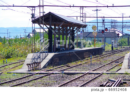レトロな木造のホームとスイッチバックの線路に風情が漂う一畑口駅の風景 ... 島根県 出雲市(晴れ) レトロな木造のホームとスイッチバックの線路に風情が漂う一畑口駅の風景 ... 島根県 出雲市(晴れ) 66952408