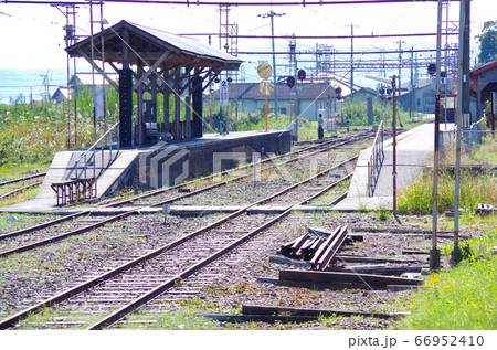レトロな木造のホームとスイッチバックの線路に風情が漂う一畑口駅の風景 ... 島根県 出雲市(晴れ) レトロな木造のホームとスイッチバックの線路に風情が漂う一畑口駅の風景 ... 島根県 出雲市(晴れ) 66952410