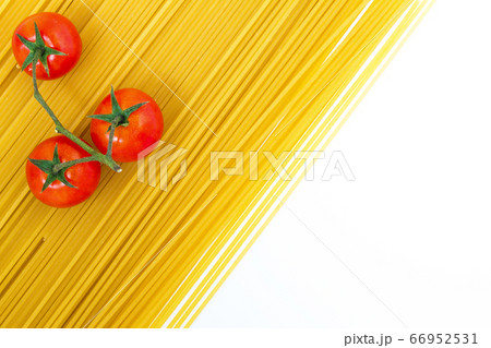 Spaghetti and cherry tomato 66952531