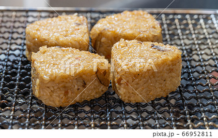 かしわご飯 味ご飯 の焼きおにぎり q q バーべキュー 七輪 炭 備長炭の写真素材