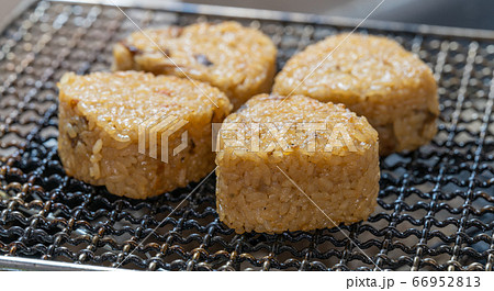 かしわご飯 味ご飯 の焼きおにぎり q q バーべキュー 七輪 炭 備長炭の写真素材