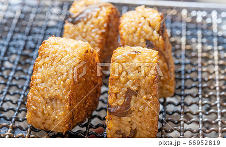 かしわご飯 味ご飯 の焼きおにぎり q q バーべキュー 七輪 炭 備長炭の写真素材