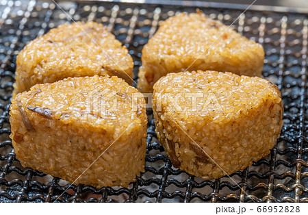 かしわご飯 味ご飯 の焼きおにぎり q q バーべキュー 七輪 炭 備長炭の写真素材