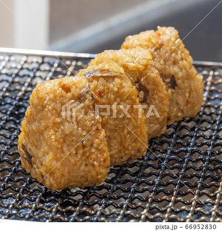 かしわご飯(味ご飯)の焼きおにぎり_bbq・BBQ・バーべキュー・七輪・炭・備長炭 かしわご飯(味ご飯)の焼きおにぎり_bbq・BBQ・バーべキュー・七輪・炭・備長炭 66952830