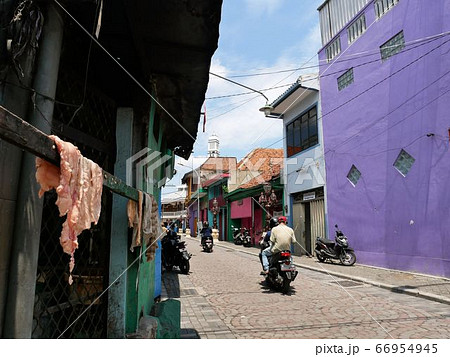 知らざるスラバヤ市の旧市街　生活感に溢れる下町の一角　（インドネシア） 66954945