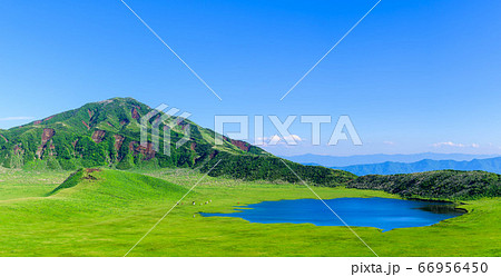 阿蘇山と草千里 　新緑と初夏の季節　 最高に美しい晴天の絶景風景　Mount Aso  66956450