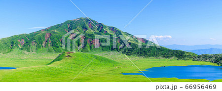 阿蘇山と草千里 新緑と初夏の季節 最高に美しい晴天の絶景風景 Mount Aso 阿蘇山と草千里 新緑と初夏の季節 最高に美しい晴天の絶景風景 Mount Aso 66956469