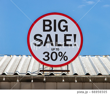 A Circle billboard with text shows BIG SALE 30% 66956505