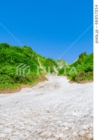 初夏の雨飾山登山(小谷温泉コース):荒菅沢から布団菱を望む 初夏の雨飾山登山(小谷温泉コース):荒菅沢から布団菱を望む 66957054