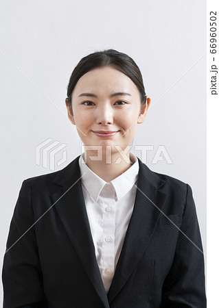 カメラ目線のスーツ姿の若い女性 カメラ目線のスーツ姿の若い女性 66960502