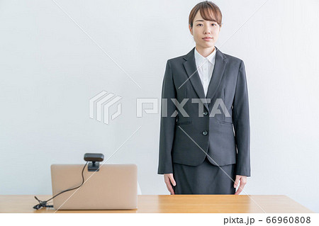 ウェブカメラを使ってオンライン面接する若い女性 【就活イメージ】 66960808