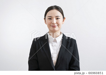 カメラ目線のスーツ姿の若い女性 66960851