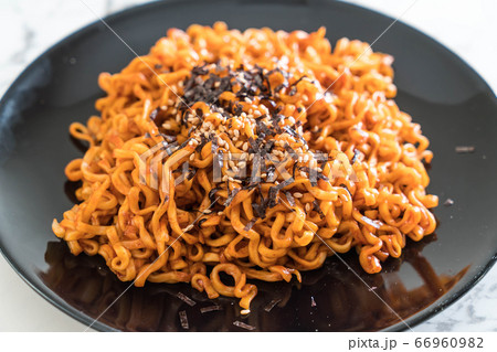 korean spicy instant noodles 66960982
