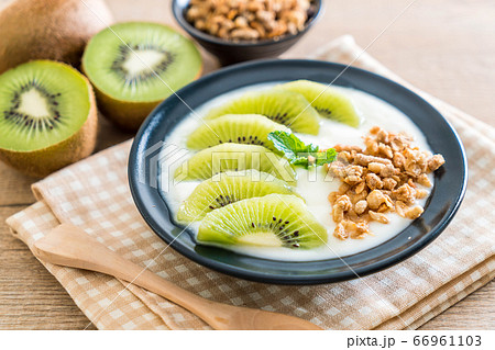 yogurt with kiwi and granola 66961103