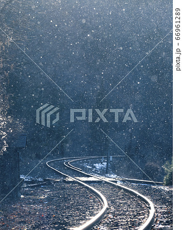 雪が舞う冬のローカル線 雪が舞う冬のローカル線 66961289