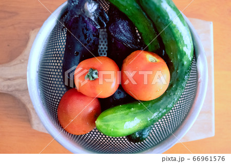 よく冷えた家庭菜園の夏野菜 66961576