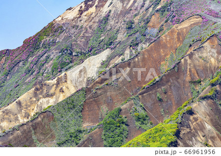 熊本県阿蘇市 新緑の阿蘇山 烏帽子岳の写真素材