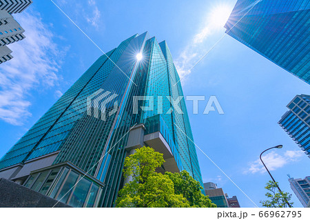 日本の東京都市景観　六本木一丁目駅前の超高層ビル群などを望む 66962795