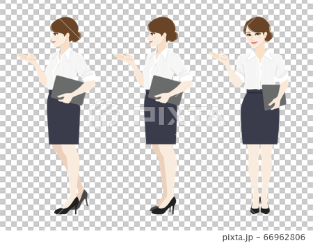 プレゼンをするビジネスカジュアルな女性 66962806