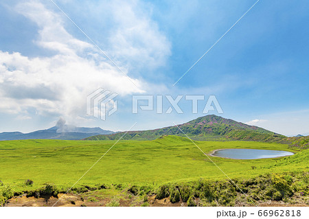 熊本県阿蘇市 新緑の阿蘇山草千里ヶ浜と阿蘇山火口の写真素材