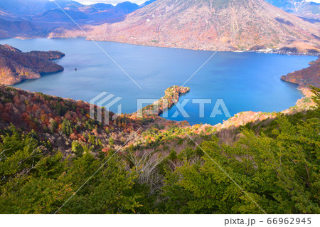 秋　中禅寺湖　半月山展望台より 66962945