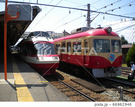 須坂駅での1000系「ゆけむり」と2000系「りんご特急」 66962946