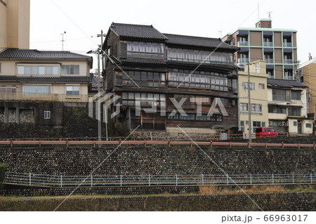 石川　金沢　犀川沿いに建つ料亭山錦楼 66963017