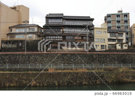 石川　金沢　犀川沿いに建つ料亭山錦楼 66963019