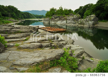 長瀞 岩畳 秩父 名所 埼玉 観光 岩 野外 緑 川 水 アウトドア ライン下り 川下り の写真素材