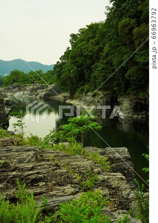 長瀞 岩畳 秩父 名所 埼玉 観光 岩 野外 緑 川 水 アウトドア ライン下り 川下り の写真素材