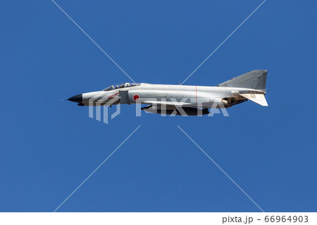 航空祭で展示飛行するF-4EJ ファントム（岐阜県） 66964903
