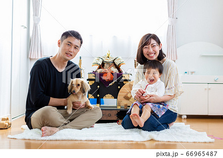 端午の節句を祝う家族　5月人形 66965487