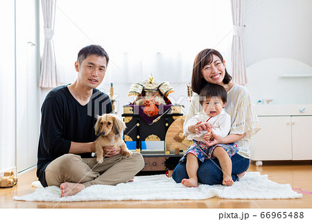 端午の節句を祝う家族　5月人形 66965488