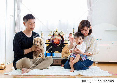 端午の節句を祝う家族　5月人形 66965489