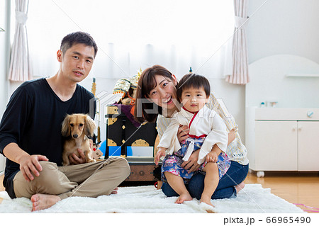 端午の節句を祝う家族　5月人形 66965490